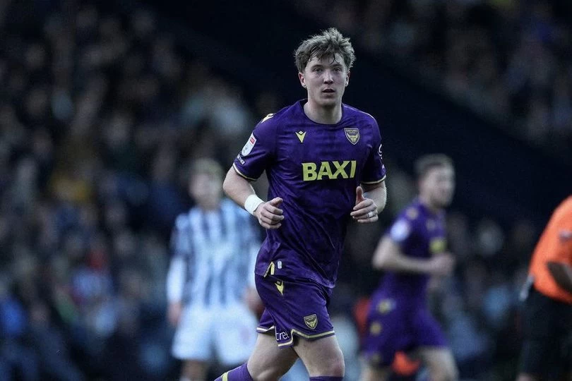 Calon bintang baru Timnas Indonesia, Ole Romeny, kembali dipercaya sebagai starter oleh Oxford United dalam laga pekan ke-36 divisi Championship.  Pemain yang baru mendapatkan status Warga Negara Indonesia (WNI) pada Februari 2025 ini turun sejak menit aw