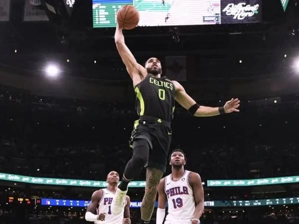 Jayson Tatum mencetak 35 poin dan tujuh rebound untuk membantu Boston Celtics yang membukukan tiga kemenangan beruntun dengan kemenangan 123-105 atas tim tamu Philadelphia 76ers pada hari Kamis (6/3) malam