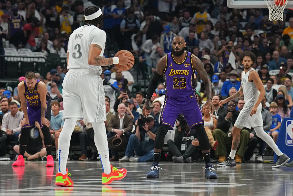 LeBron James Belum Terbiasa Melihat Anthony Davis Berseragam Mavericks