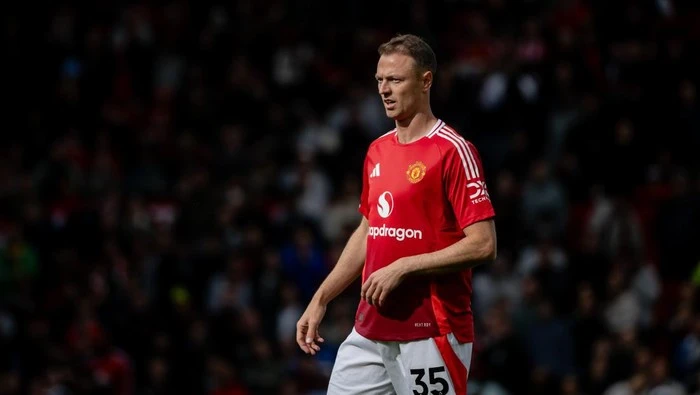 Pensiun Main, Jonny Evans Kini Lanjut Kerja di MU 