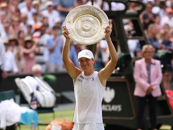 Hasil Wimbledon: Menang Tanpa Balas, Iga Swiatek Naik Podium Juara