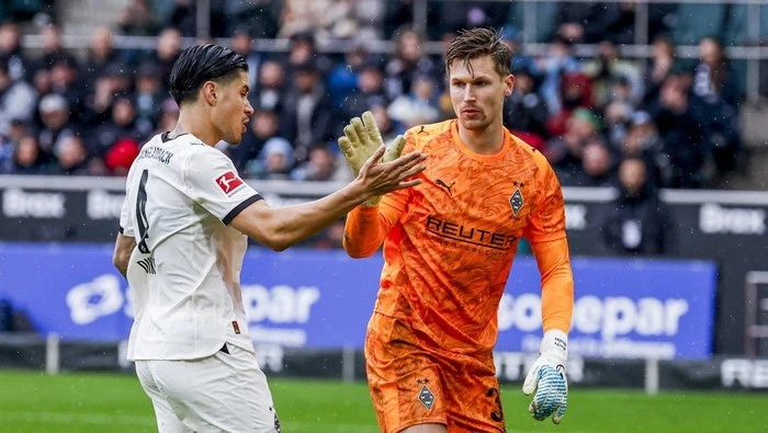 Kevin Diks Bersinar, Lini Belakang Gladbach Dapat Pujian